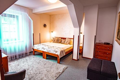 1 dormitorio con 1 cama y vestidor en Penzion a restaurace Staré Časy en Horní Bečva