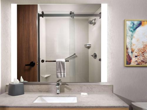 Bilik mandi di The Forester, a Hyatt Place Hotel