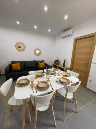 une salle à manger avec une table et des chaises blanches dans l'établissement UIM Mediterraneo Segorbe 1 Wifi, à Puerto de Sagunto