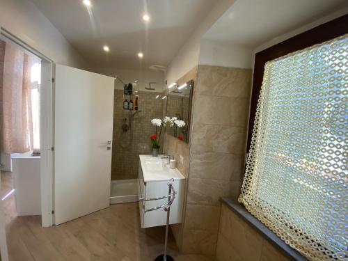 ein Bad mit einem Waschbecken und einer Dusche in der Unterkunft Suite Saffi 99 in Viterbo