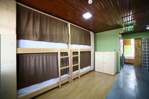Una cama o camas en una habitación de YOLO Hostel