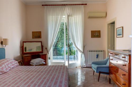 sypialnia z łóżkiem i dużym oknem w obiekcie Villa Donna Elisa Sorrento w Sorrento