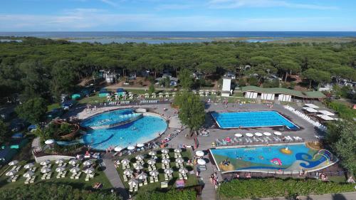 una vista aérea de dos piscinas en un complejo en Spina Family Camping Village, en Lido di Spina