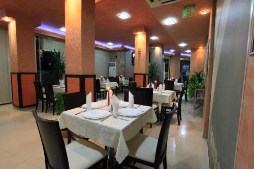 En restaurant eller et andet spisested på Boutique Suites Rainbow 4