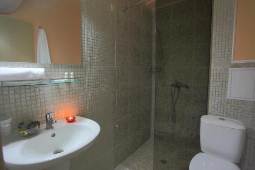 uma casa de banho com um chuveiro, um WC e um lavatório. em Boutique Suites Rainbow 4 em Sunny Beach
