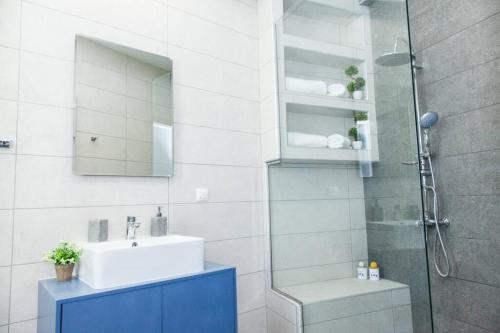 een badkamer met een douche, een wastafel en een douche bij D Spacious Brand New Studio Ideal for 2 D in Athene