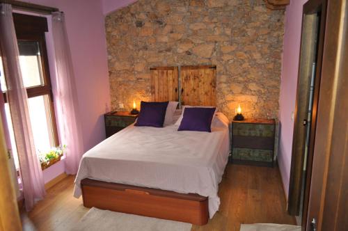 Giường trong phòng chung tại El Rincón Secreto de Gredos especializada en celiaquía y diabetes y jacuzzi