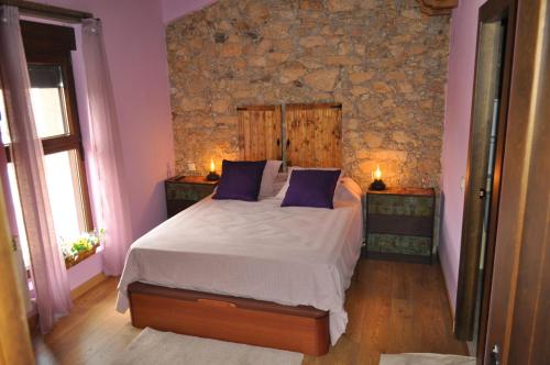 A bed or beds in a room at El Rincón Secreto de Gredos especializada en celiaquía y diabetes y jacuzzi