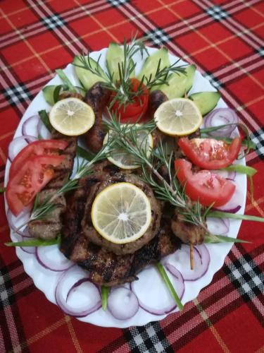 un piatto di cibo con carne e verdure su un tavolo di Complex Exotica a Lozenets