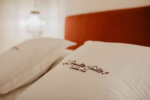 eine Nähe eines Bettes in einem Hotelzimmer in der Unterkunft La Ermita Suites - Único Hotel Monumento de Córdoba in Córdoba