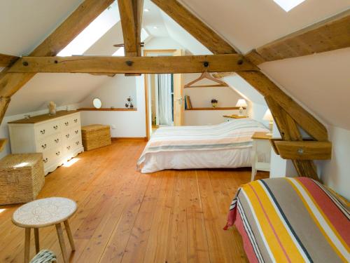 Schlafzimmer im Dachgeschoss mit einem Bett und einem Fenster in der Unterkunft Gîte Le p'tit nid de Montachon, Saulieu, Morvan in Saint-Didier