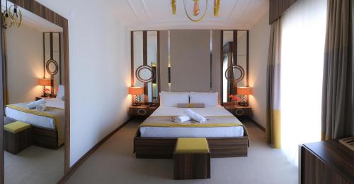 Säng eller sängar i ett rum på Burçman Hotel Vişne