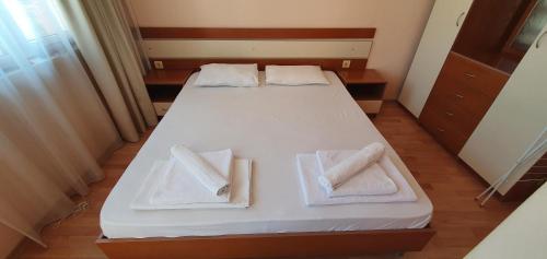 サニービーチにあるVP Black Seaのベッドルーム1室(ベッド1台、タオル2枚付)