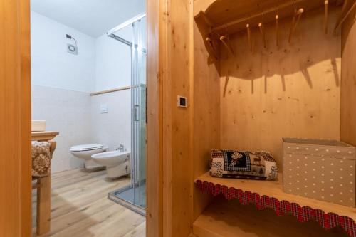 een badkamer met een glazen douche en een toilet bij Cesa Palue in Rocca Pietore