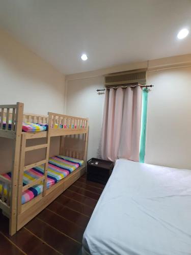 Postel nebo postele na pokoji v ubytování บ้านอรุณHome