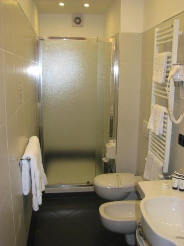 uma casa de banho com um chuveiro, um WC e um lavatório. em Hotel Belvedere em Portovenere