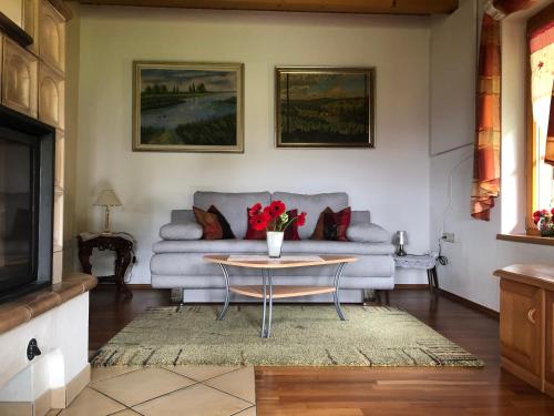 uma sala de estar com um sofá e uma mesa em Zeit-/Los Quilk em Aigen im Ennstal