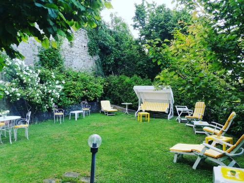 a group of chairs and tables in a yard at Residenza Le Peonie in Todi