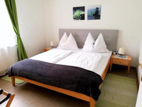 Кровать или кровати в номере Ferienwohnungen Vidoni