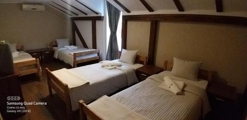 Zimmer mit 3 Betten und einem Fenster in der Unterkunft Podgorski An in Kolešino