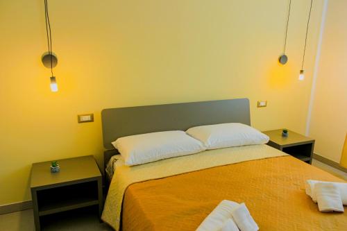 1 dormitorio con 1 cama grande y 2 mesas en Armonia Galeta, en Nardò