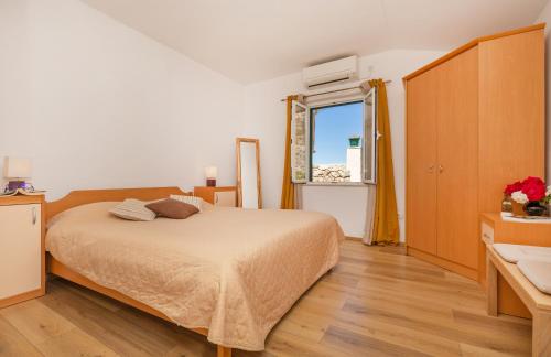 Una cama o camas en una habitación de Sobe na Konalu