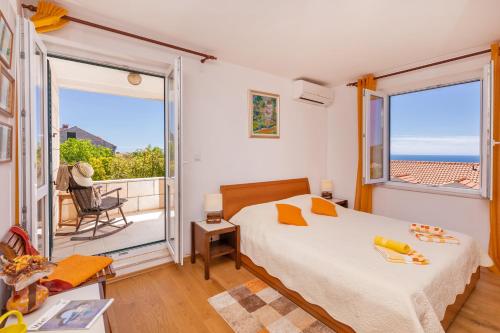 - une chambre avec un lit et un balcon dans l'établissement Sobe na Konalu, à Dubrovnik