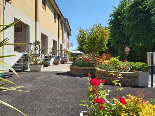 un cortile di un edificio con fiori e piante di Hotel La Passeggiata a Desenzano del Garda