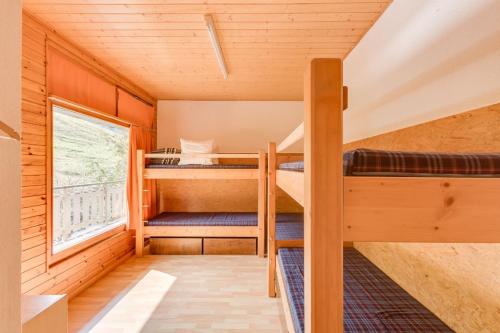 Kleines Zimmer mit Etagenbetten in einer Hütte in der Unterkunft Les Louerettes in Siviez