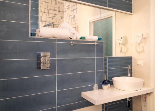 un baño con lavabo y espejo en Casa dAvorio, en Salerno