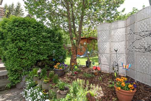 a garden with flowers and plants in a yard at Katis‘Apartment in Diez