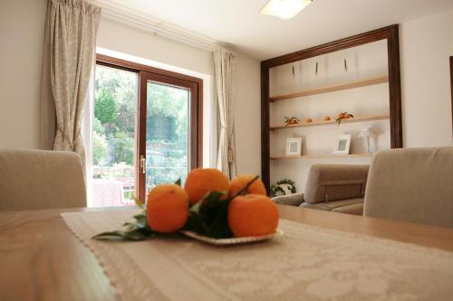 eine Schüssel Orangen auf einem Tisch im Wohnzimmer in der Unterkunft Casa Vacanze Relax in Piazzetta in Trevignano Romano