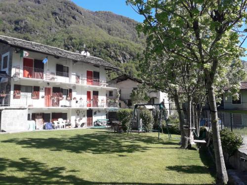 una vista del hotel desde el patio en La Ghita, en Sparone