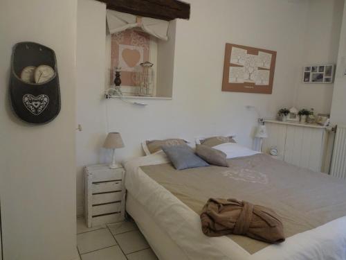 Un dormitorio con una cama y un sombrero en la pared en L'Arbre de Vie, en Goesnes