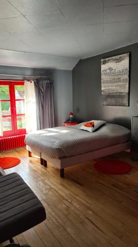 Ένα ή περισσότερα κρεβάτια σε δωμάτιο στο Adorable et amusante maison de campagne