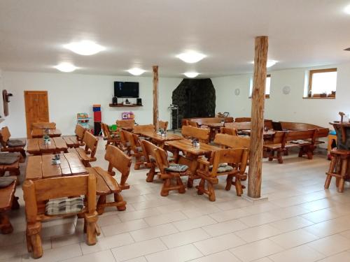 Una televisión o centro de entretenimiento en RANČ ESADERA