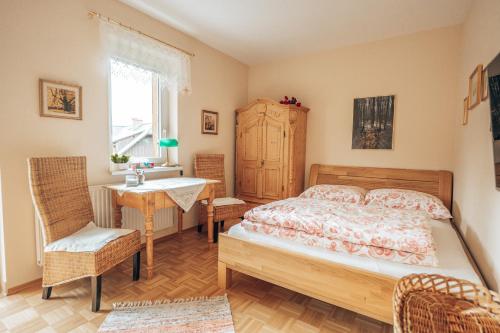 1 dormitorio con 1 cama, mesa y sillas en Gästewohnung Sebastian, en Grundlsee