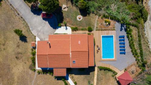 einen Blick über ein Haus mit Pool in der Unterkunft Zizi Sea View Villa in Afandou