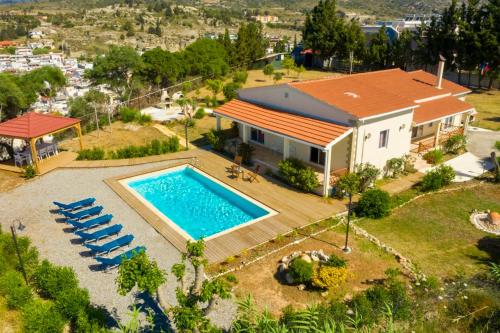 eine Luftansicht eines Hauses mit Pool in der Unterkunft Zizi Sea View Villa in Afandou