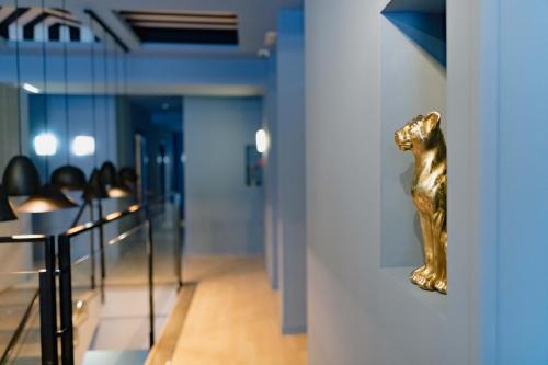 a gold dog on a wall in a hallway at The Little Corner B&B in Valencia