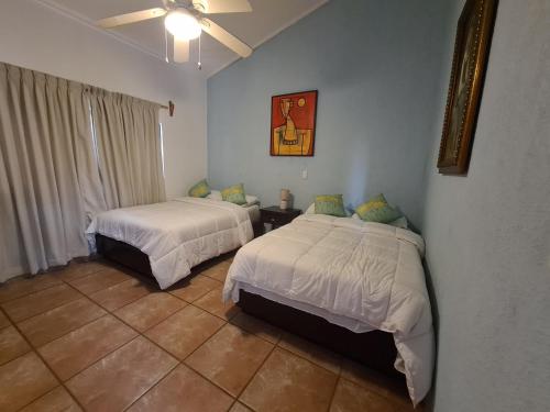En eller flere senge i et værelse på Casa del Arte, a luxury beachfront villa with private pool