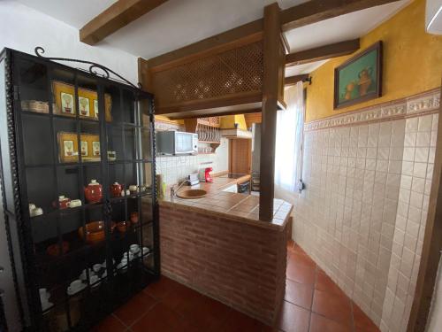 eine Küche mit einer Spüle und einer Arbeitsplatte in der Unterkunft Casa Rural Azahara in Zahara de la Sierra