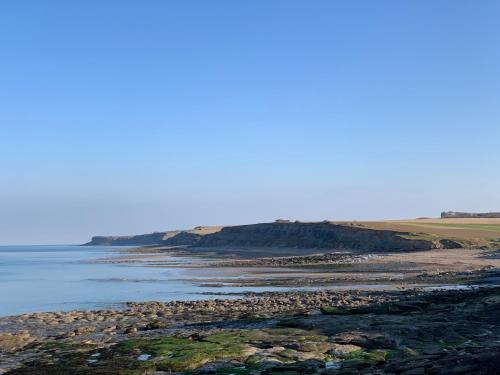 - une vue sur l'océan et une plage rocheuse dans l'établissement Le coucher de soleil - face mer avec terrasse, à Wimereux