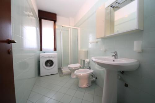 Kylpyhuone majoituspaikassa Acquasmeralda appartamento 03