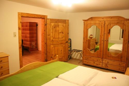 เตียงในห้องที่ Ferienwohnung Altstadtnest Wernigerode