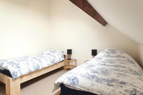 1 dormitorio con 2 camas en una habitación en Vakantiewoning K&W NOT FOR COMPANIES, en Ouddorp