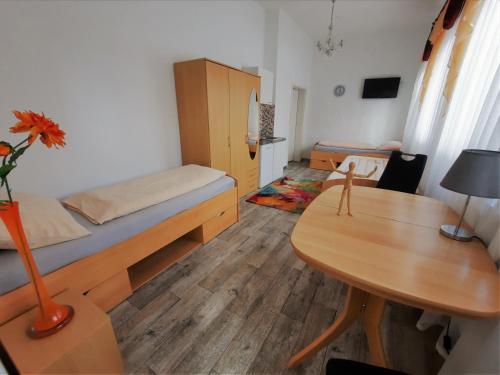 ein kleines Zimmer mit einem Bett und einem Tisch in der Unterkunft Pension Bei Valentina in Wertheim