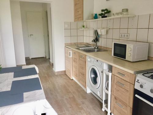 Kuchyň nebo kuchyňský kout v ubytování Lelle-kert Apartman 01