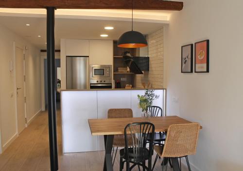 - une cuisine et une salle à manger avec une table et des chaises dans l'établissement Muro de Cervantes, à Logroño