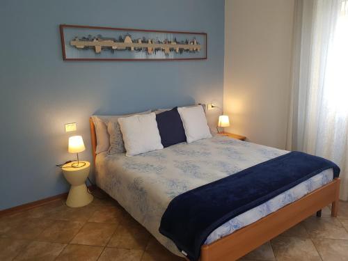 ein Schlafzimmer mit einem Bett mit zwei Lampen und einem Bett mit einem sidx sidx sidx in der Unterkunft Ori Villa Oriana in Baveno